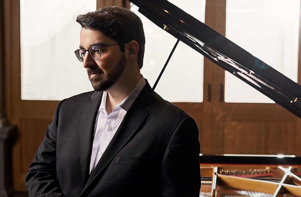 Charles Richard-Hamelin devant son piano