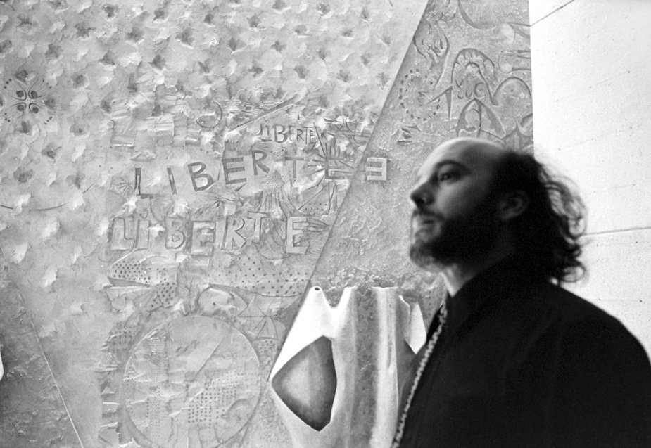 Jordi Bonet devant la murale