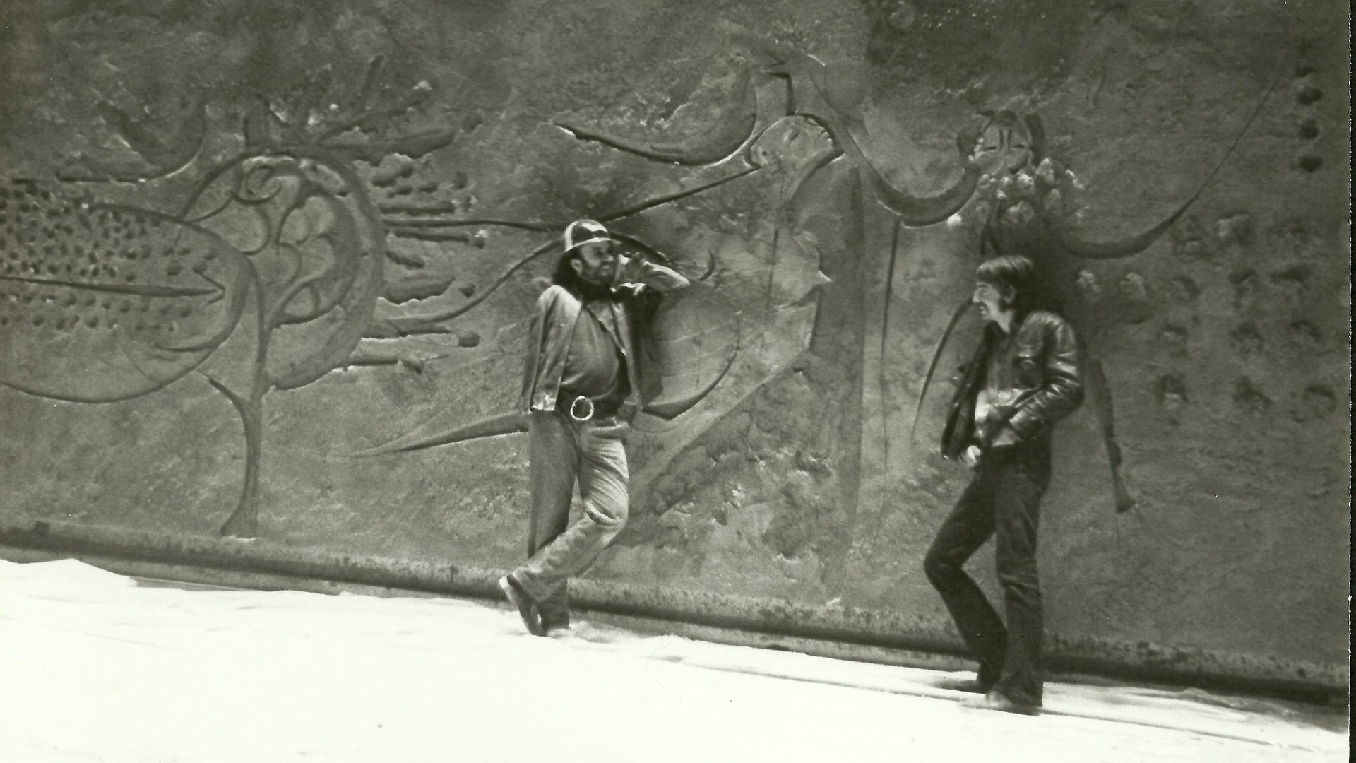 Ouvrier et Jordi Bonet devant la murale